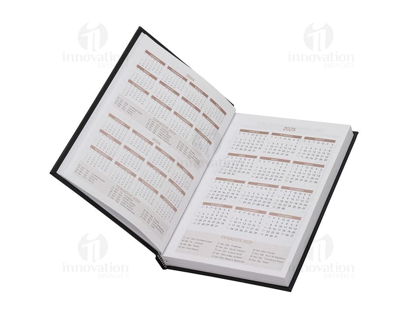 Agenda 2025 Cromato com capa dura na cor prateada e detalhes em relevo. Páginas internas contendo calendários e espaços para anotações.