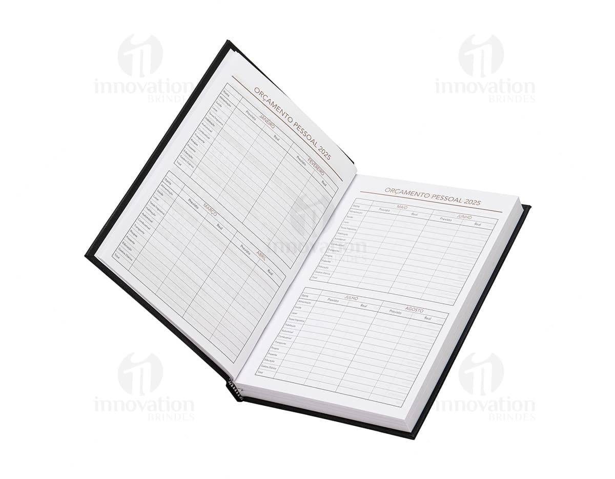 Agenda 2025 Cromato com capa dura na cor prateada e detalhes em relevo. Páginas internas contendo calendários e espaços para anotações.