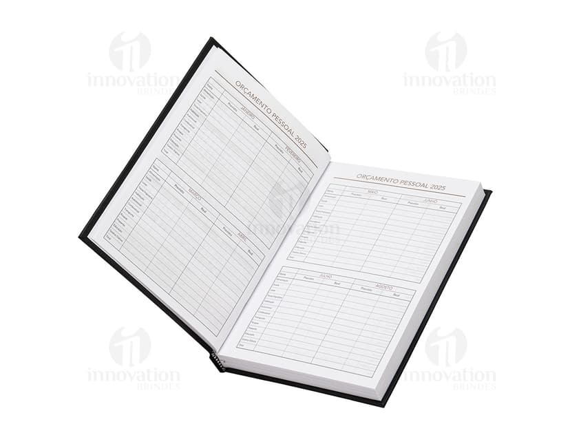 Agenda 2025 Cromato com capa dura na cor prateada e detalhes em relevo. Páginas internas contendo calendários e espaços para anotações.