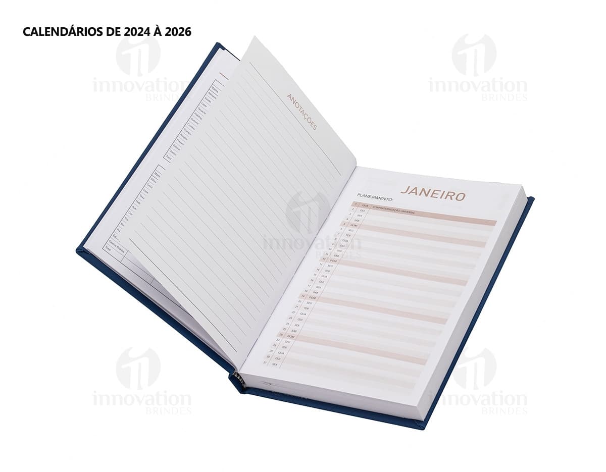Modem, dispositivo eletrônico, equipamento de tecnologia, roteador e laptop em um escritório. O equipamento eletrônico está sobre uma mesa de metal com um teclado preto e uma tela digital. Há um campo de golfe ao fundo.