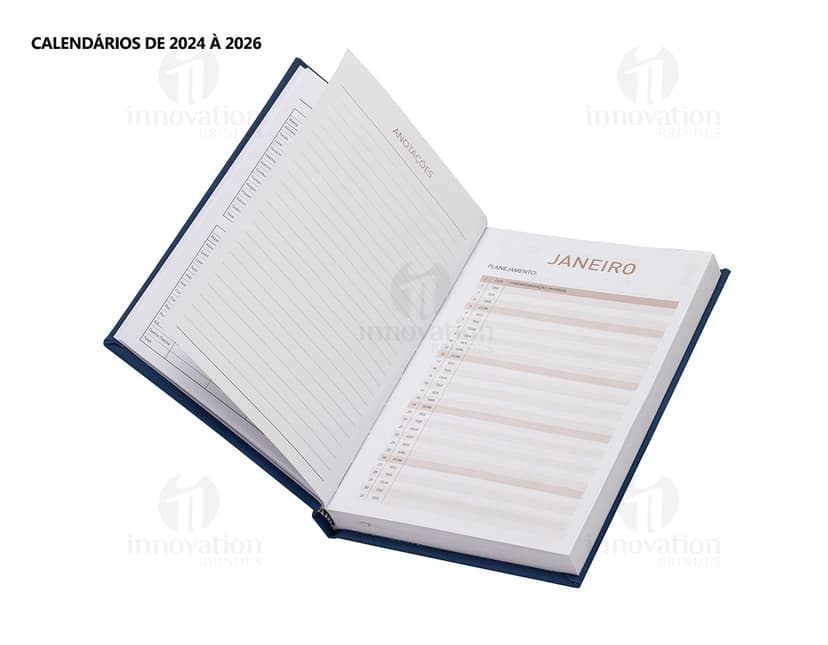 Modem, dispositivo eletrônico, equipamento de tecnologia, roteador e laptop em um escritório. O equipamento eletrônico está sobre uma mesa de metal com um teclado preto e uma tela digital. Há um campo de golfe ao fundo.