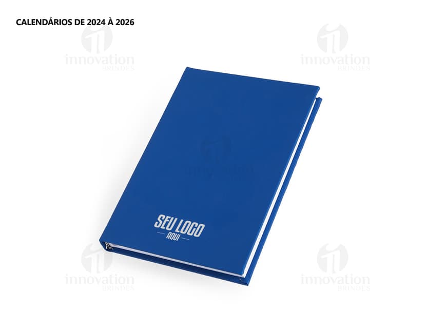 Modem, dispositivo eletrônico, equipamento de tecnologia, roteador e laptop em um escritório. O equipamento eletrônico está sobre uma mesa de metal com um teclado preto e uma tela digital. Há um campo de golfe ao fundo.