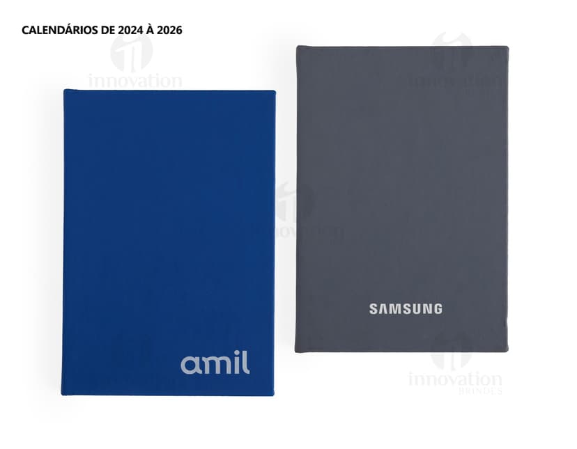 Modem, dispositivo eletrônico, equipamento de tecnologia, roteador e laptop em um escritório. O equipamento eletrônico está sobre uma mesa de metal com um teclado preto e uma tela digital. Há um campo de golfe ao fundo.