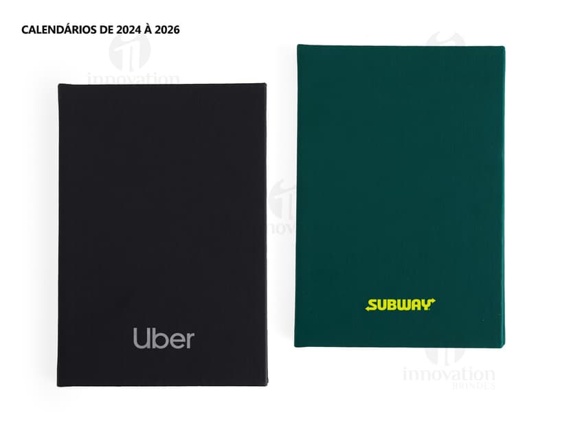 Modem, dispositivo eletrônico, equipamento de tecnologia, roteador e laptop em um escritório. O equipamento eletrônico está sobre uma mesa de metal com um teclado preto e uma tela digital. Há um campo de golfe ao fundo.