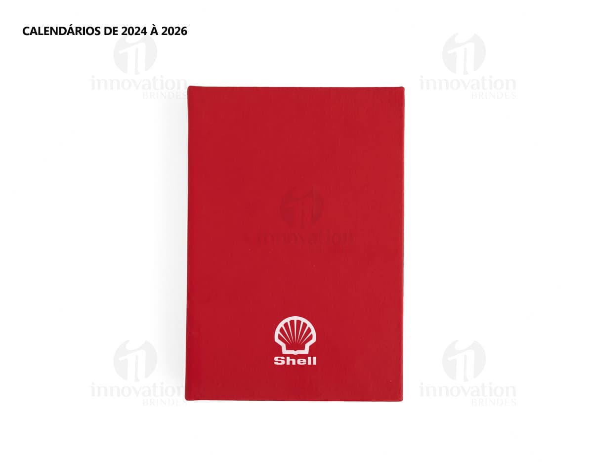 Modem, dispositivo eletrônico, equipamento de tecnologia, roteador e laptop em um escritório. O equipamento eletrônico está sobre uma mesa de metal com um teclado preto e uma tela digital. Há um campo de golfe ao fundo.