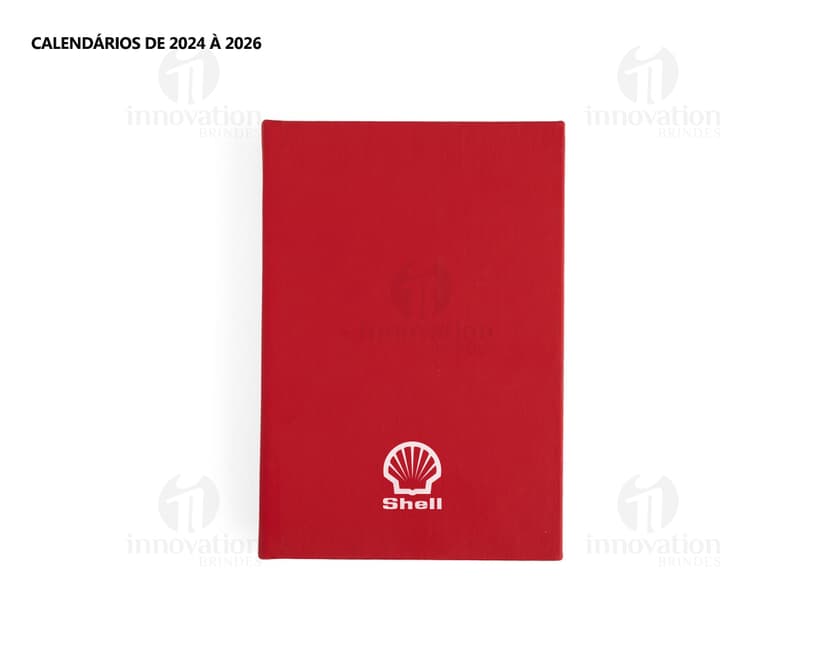 Modem, dispositivo eletrônico, equipamento de tecnologia, roteador e laptop em um escritório. O equipamento eletrônico está sobre uma mesa de metal com um teclado preto e uma tela digital. Há um campo de golfe ao fundo.