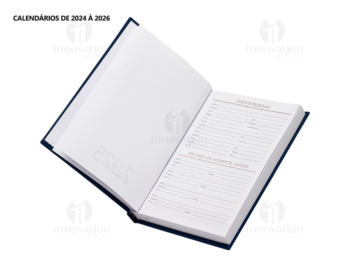 Modem, dispositivo eletrônico, equipamento de tecnologia, roteador e laptop em um escritório. O equipamento eletrônico está sobre uma mesa de metal com um teclado preto e uma tela digital. Há um campo de golfe ao fundo.