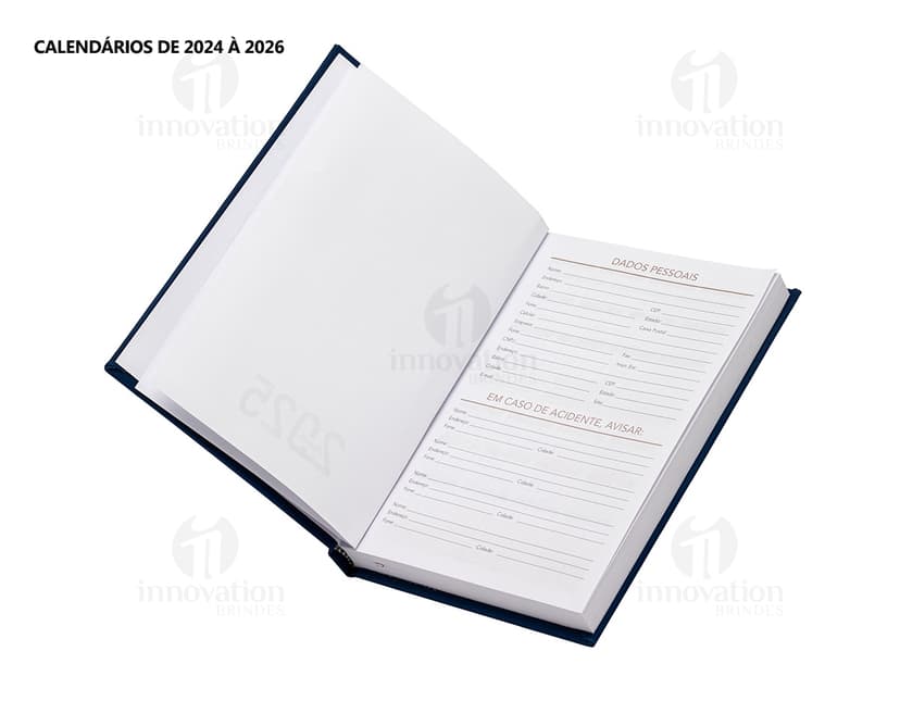 Modem, dispositivo eletrônico, equipamento de tecnologia, roteador e laptop em um escritório. O equipamento eletrônico está sobre uma mesa de metal com um teclado preto e uma tela digital. Há um campo de golfe ao fundo.