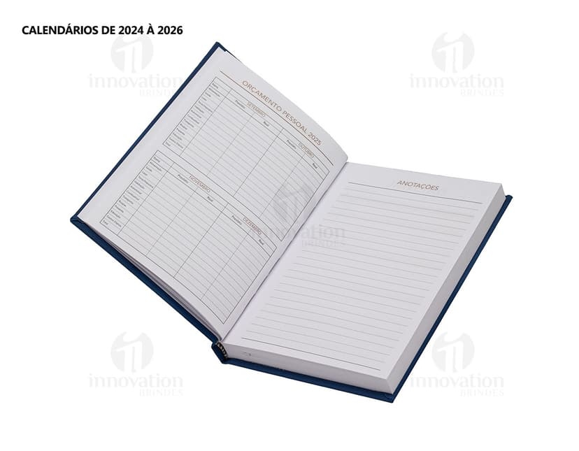 Modem, dispositivo eletrônico, equipamento de tecnologia, roteador e laptop em um escritório. O equipamento eletrônico está sobre uma mesa de metal com um teclado preto e uma tela digital. Há um campo de golfe ao fundo.