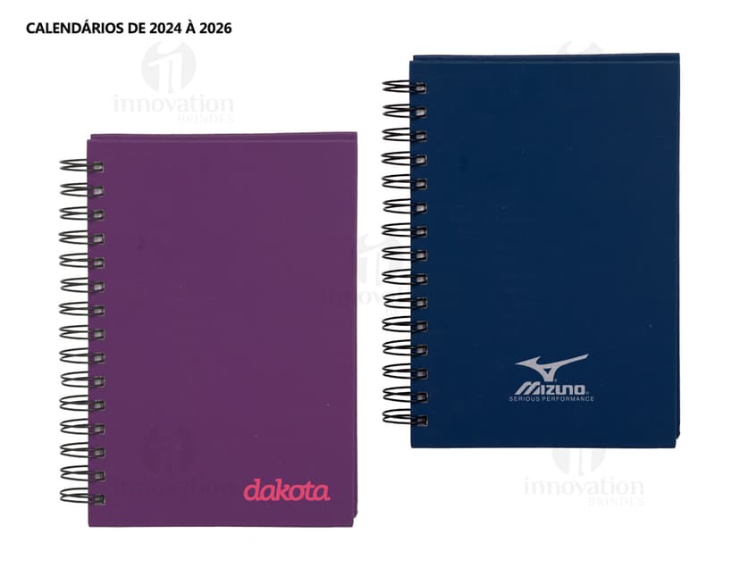 Agenda 2025 Cromato prata com design moderno e espaço para escrever notas, feita de metal resistente. Ao fundo, um campo de golfe e um notebook aberto com driver e roteador.