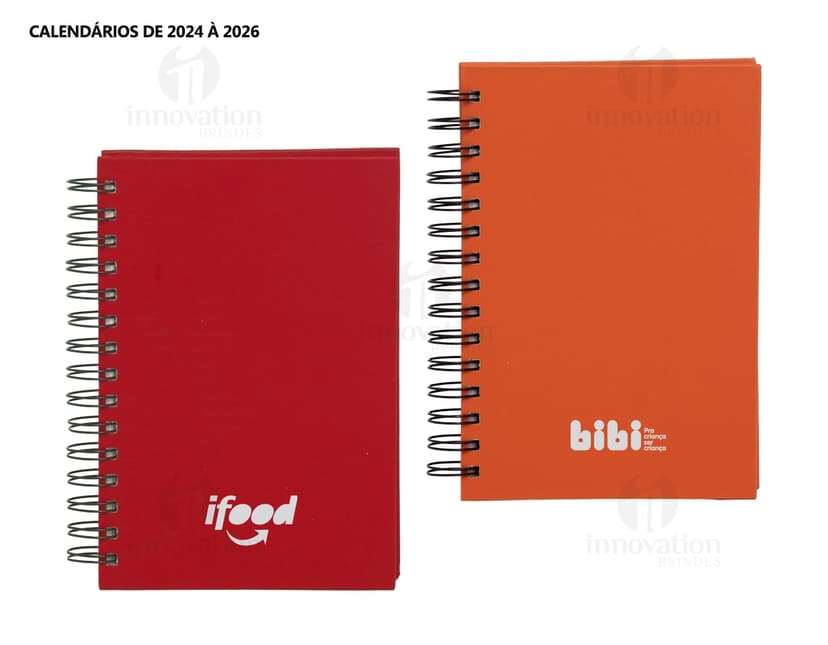 Agenda 2025 Cromato prata com design moderno e espaço para escrever notas, feita de metal resistente. Ao fundo, um campo de golfe e um notebook aberto com driver e roteador.