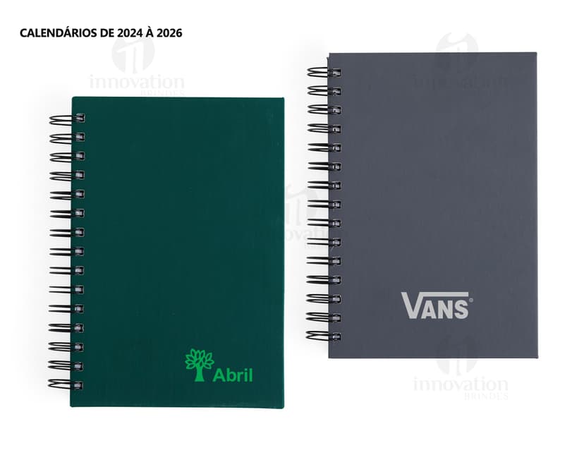 Agenda 2025 Emborrachada com capa pretacom espaço para escrever, ícones de educação, notebook digital, ícones de tecnologia, objetos de papelaria, detalhes em metal, páginas em branco e design moderno.