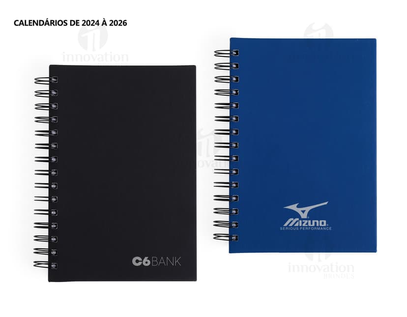 Agenda 2025 Emborrachada com capa pretacom espaço para escrever, ícones de educação, notebook digital, ícones de tecnologia, objetos de papelaria, detalhes em metal, páginas em branco e design moderno.