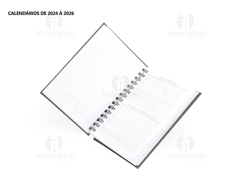 Agenda 2025 Emborrachada com capa pretacom espaço para escrever, ícones de educação, notebook digital, ícones de tecnologia, objetos de papelaria, detalhes em metal, páginas em branco e design moderno.