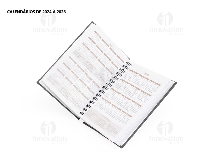 Agenda 2025 Emborrachada com capa pretacom espaço para escrever, ícones de educação, notebook digital, ícones de tecnologia, objetos de papelaria, detalhes em metal, páginas em branco e design moderno.