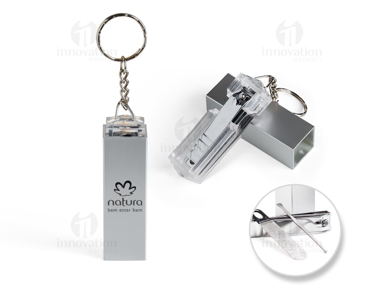 Chaveiro Kit Manicure 4 peças em formato de dispositivo moderno, feito em aço cromado e preto. Possui ferramentas de manicure práticas e funcionais, como cortador de unhas, lixa, pinça e empurrador de cutícula. Ideal para ser usado em casa, no escritório ou durante viagens. Embalagem minimalista e elegante, perfeita para presentear.