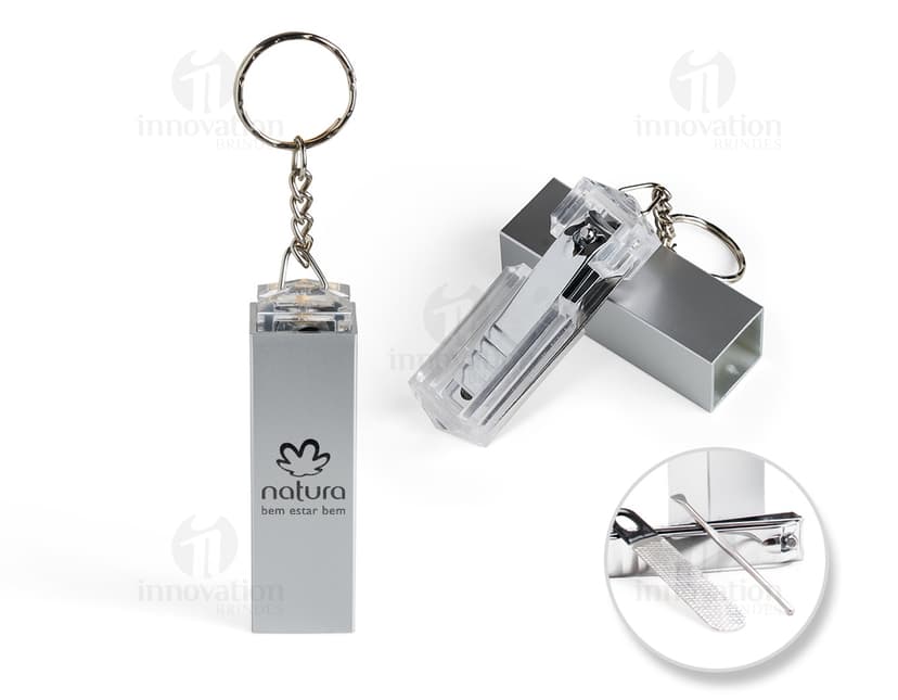 Chaveiro Kit Manicure 4 peças em formato de dispositivo moderno, feito em aço cromado e preto. Possui ferramentas de manicure práticas e funcionais, como cortador de unhas, lixa, pinça e empurrador de cutícula. Ideal para ser usado em casa, no escritório ou durante viagens. Embalagem minimalista e elegante, perfeita para presentear.