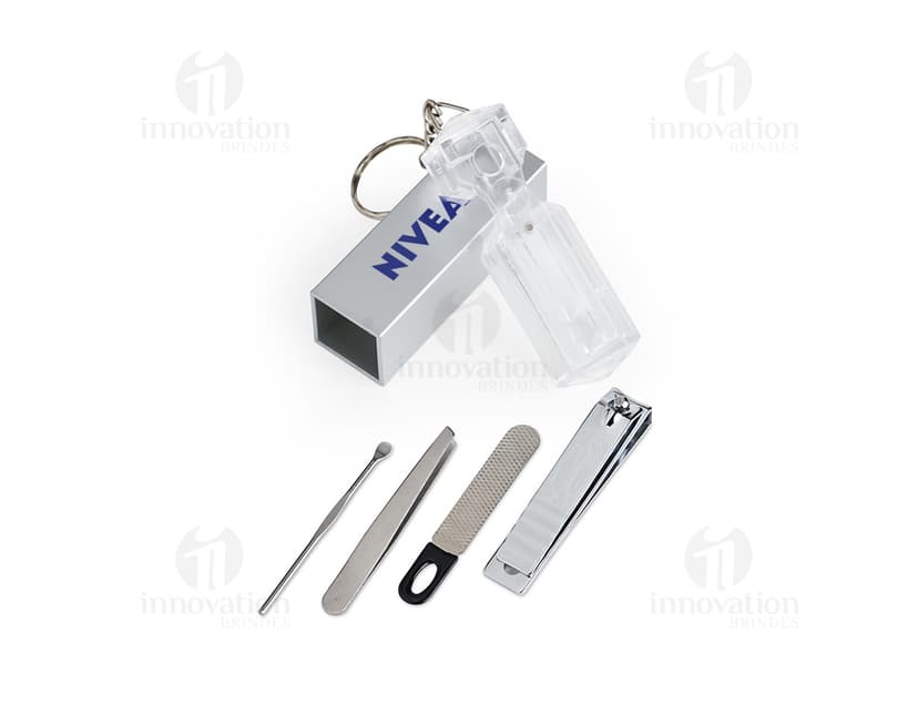 Chaveiro Kit Manicure 4 peças em formato de dispositivo moderno, feito em aço cromado e preto. Possui ferramentas de manicure práticas e funcionais, como cortador de unhas, lixa, pinça e empurrador de cutícula. Ideal para ser usado em casa, no escritório ou durante viagens. Embalagem minimalista e elegante, perfeita para presentear.