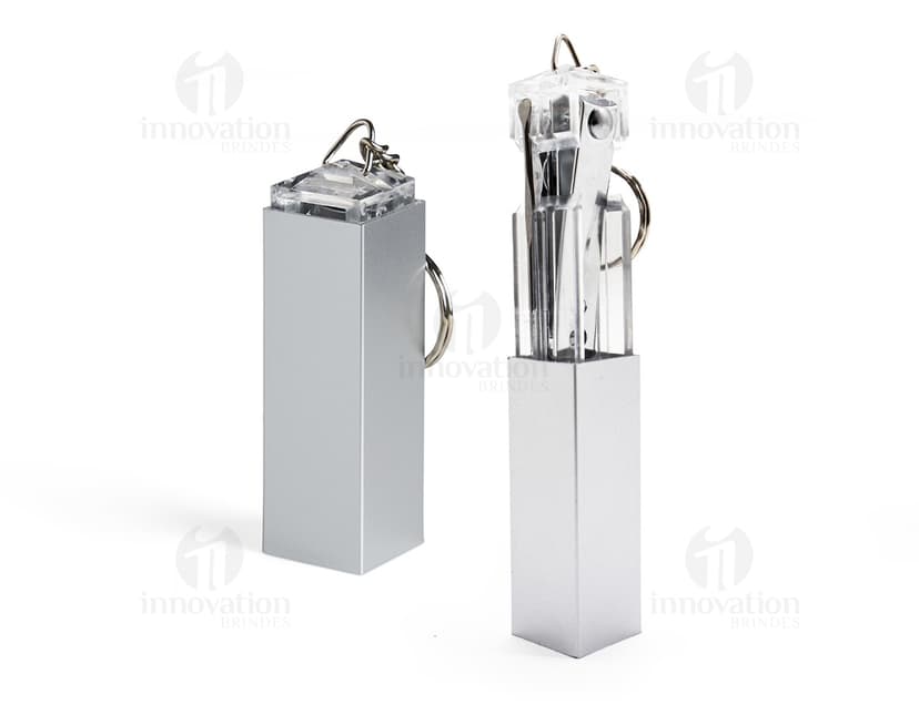 Chaveiro Kit Manicure 4 peças em formato de dispositivo moderno, feito em aço cromado e preto. Possui ferramentas de manicure práticas e funcionais, como cortador de unhas, lixa, pinça e empurrador de cutícula. Ideal para ser usado em casa, no escritório ou durante viagens. Embalagem minimalista e elegante, perfeita para presentear.
