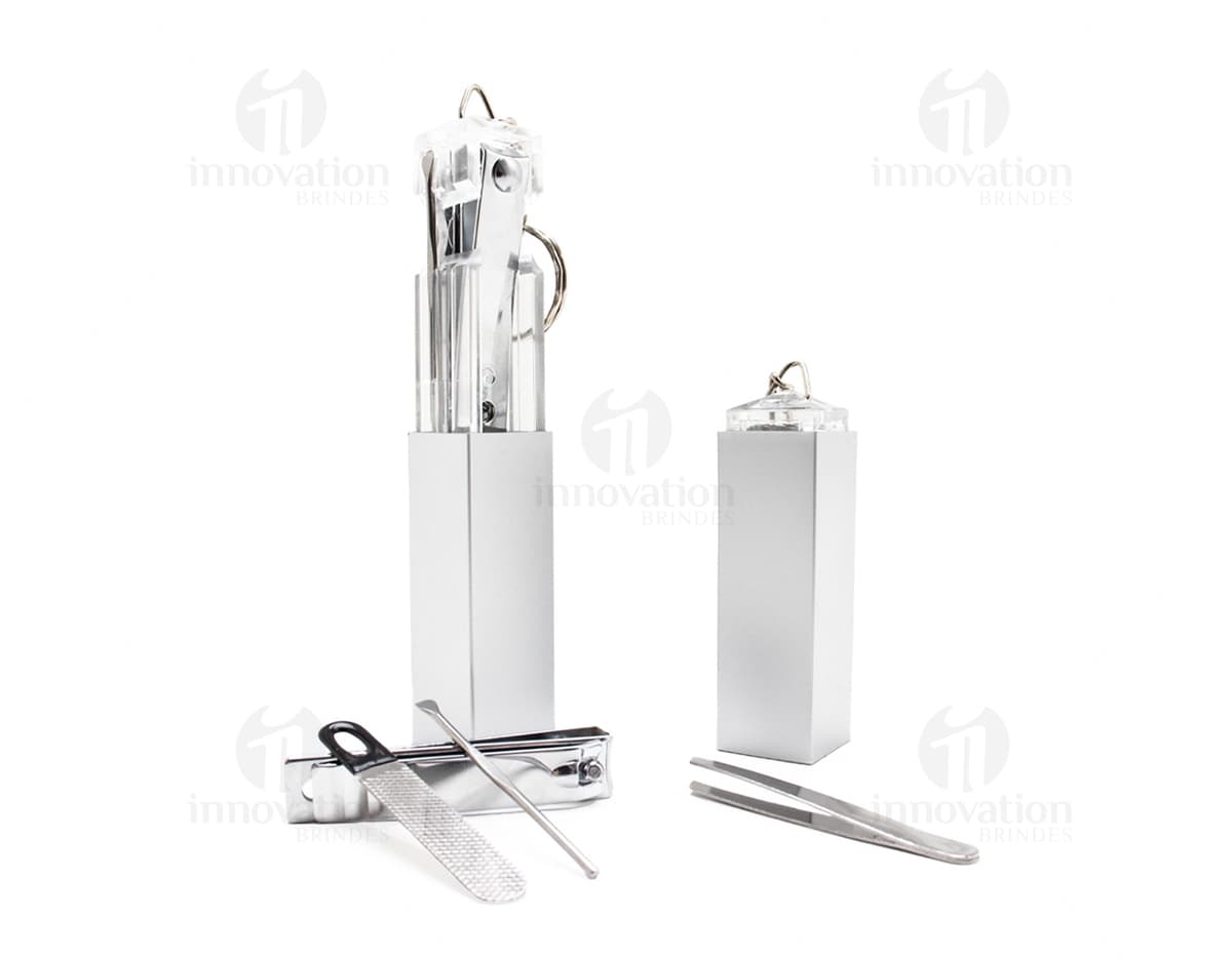 Chaveiro Kit Manicure 4 peças em formato de dispositivo moderno, feito em aço cromado e preto. Possui ferramentas de manicure práticas e funcionais, como cortador de unhas, lixa, pinça e empurrador de cutícula. Ideal para ser usado em casa, no escritório ou durante viagens. Embalagem minimalista e elegante, perfeita para presentear.