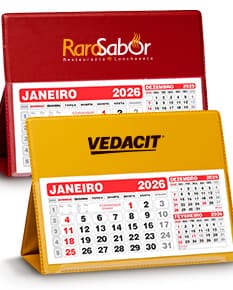 Calendário de mesa grande com design colorido e marcadores para datas destacadas.