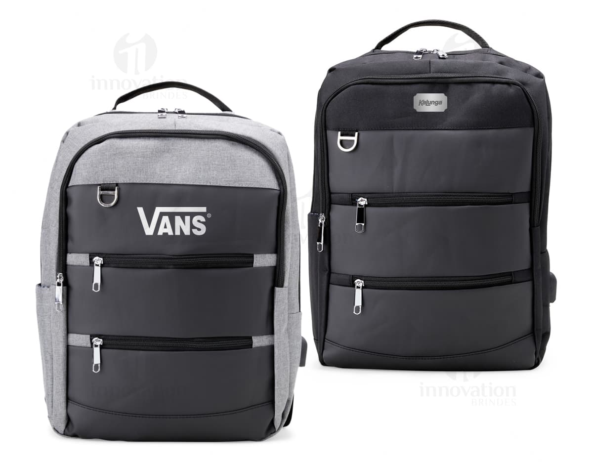 Mochila de nylon preta com alças de couro, com capacidade de 26 litros e porta USB integrado. Ideal para viagens de negócios e equipada com compartimentos de armazenamento tecnológicos. Design moderno e retro, com fechos de metal e alça de transporte.