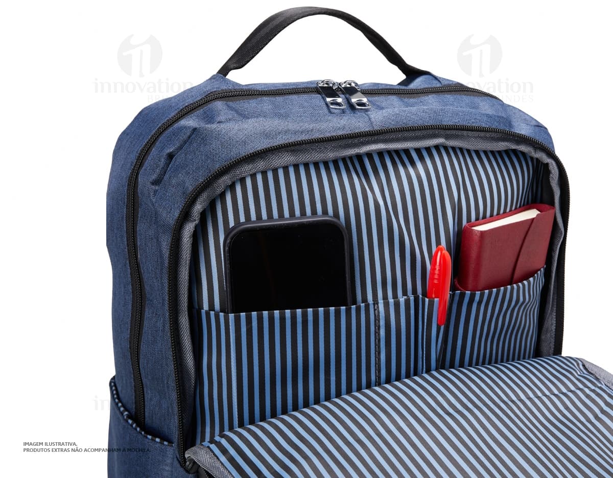 Mochila de nylon preta com alças de couro, com capacidade de 26 litros e porta USB integrado. Ideal para viagens de negócios e equipada com compartimentos de armazenamento tecnológicos. Design moderno e retro, com fechos de metal e alça de transporte.