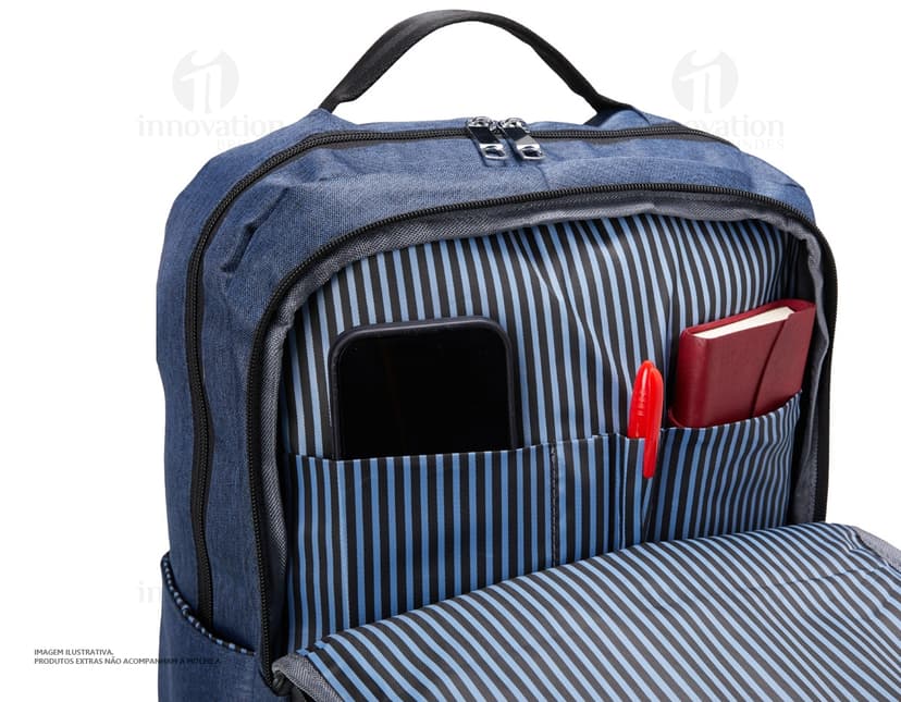 Mochila de nylon preta com alças de couro, com capacidade de 26 litros e porta USB integrado. Ideal para viagens de negócios e equipada com compartimentos de armazenamento tecnológicos. Design moderno e retro, com fechos de metal e alça de transporte.