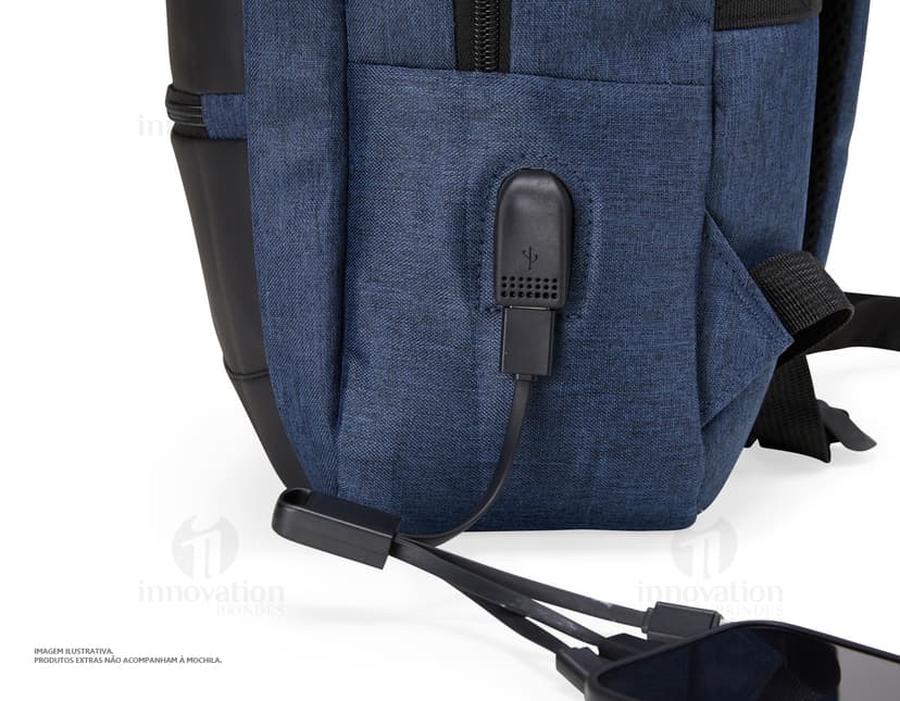 Mochila de nylon preta com alças de couro, com capacidade de 26 litros e porta USB integrado. Ideal para viagens de negócios e equipada com compartimentos de armazenamento tecnológicos. Design moderno e retro, com fechos de metal e alça de transporte.