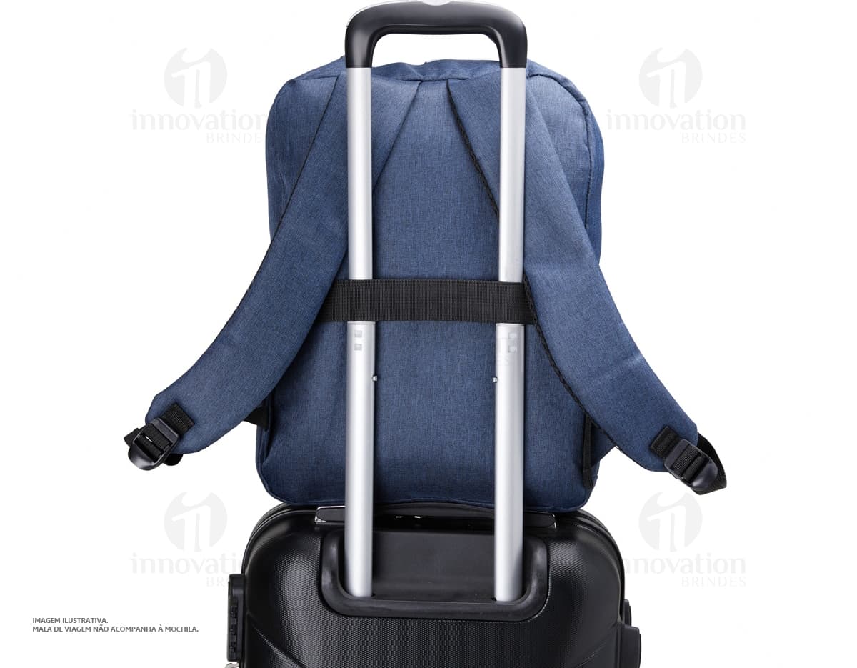 Mochila de nylon preta com alças de couro, com capacidade de 26 litros e porta USB integrado. Ideal para viagens de negócios e equipada com compartimentos de armazenamento tecnológicos. Design moderno e retro, com fechos de metal e alça de transporte.