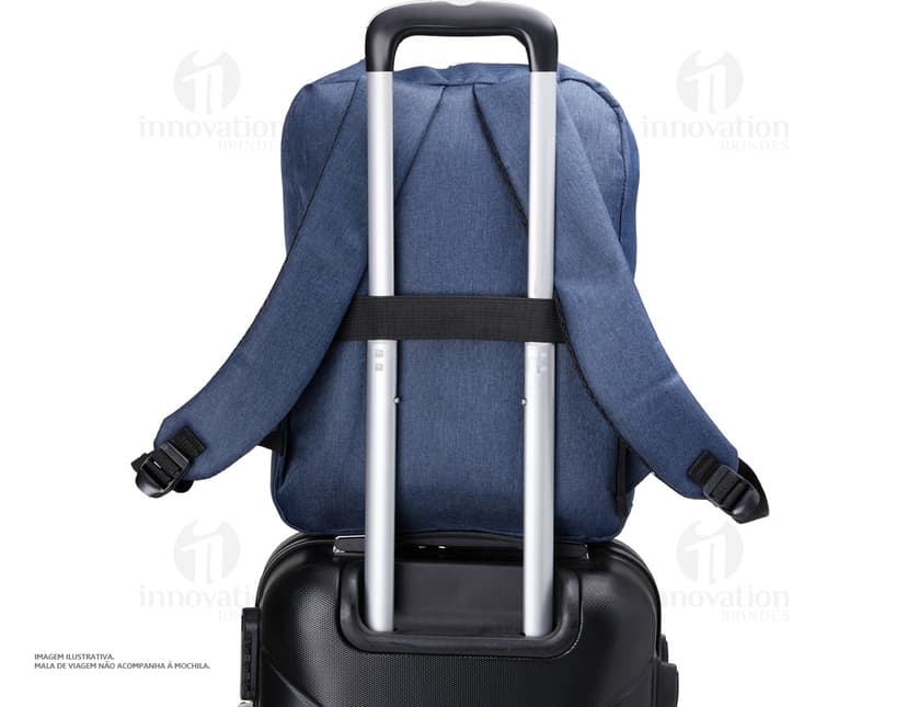 Mochila de nylon preta com alças de couro, com capacidade de 26 litros e porta USB integrado. Ideal para viagens de negócios e equipada com compartimentos de armazenamento tecnológicos. Design moderno e retro, com fechos de metal e alça de transporte.