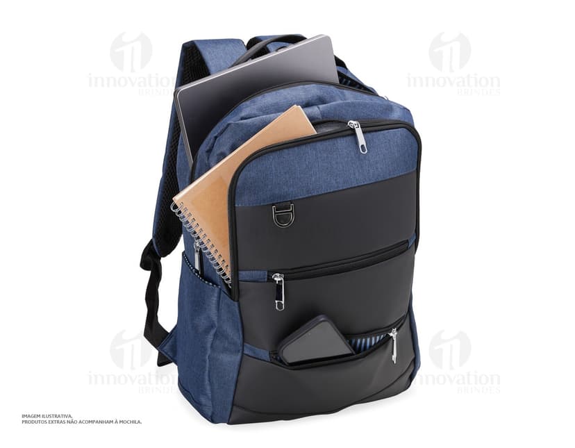 Mochila de nylon preta com alças de couro, com capacidade de 26 litros e porta USB integrado. Ideal para viagens de negócios e equipada com compartimentos de armazenamento tecnológicos. Design moderno e retro, com fechos de metal e alça de transporte.
