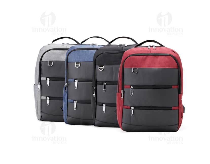 Mochila de nylon preta com alças de couro, com capacidade de 26 litros e porta USB integrado. Ideal para viagens de negócios e equipada com compartimentos de armazenamento tecnológicos. Design moderno e retro, com fechos de metal e alça de transporte.