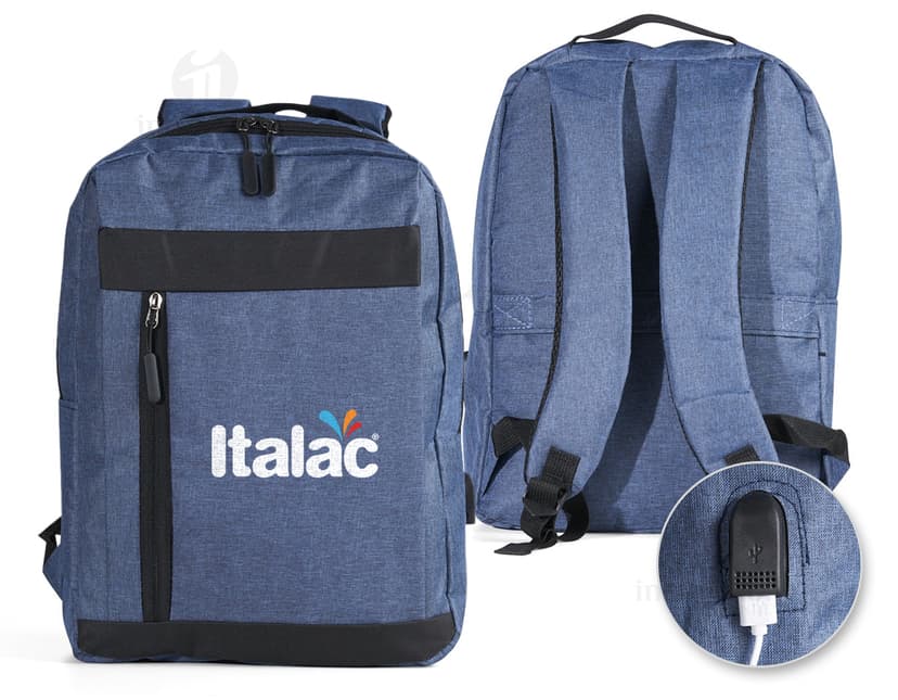 Homem de negócios usando um dispositivo eletrônico em um avião, com uma mochila de nylon preta nas costas. O bolso da mochila contém um cabo USB e há um jeans preto amarrado ao redor da alça.