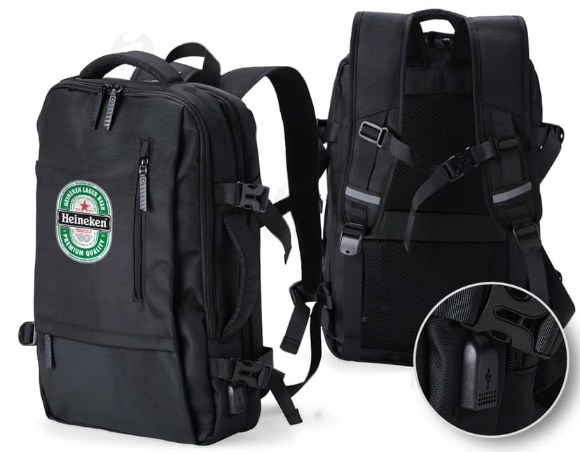 Homem de negócios usando um elegante terno preto, segurando uma mochila de nylon preta de 20 litros com USB. O acessório tem apoio nas costas, alça, e suporte para objetos.
