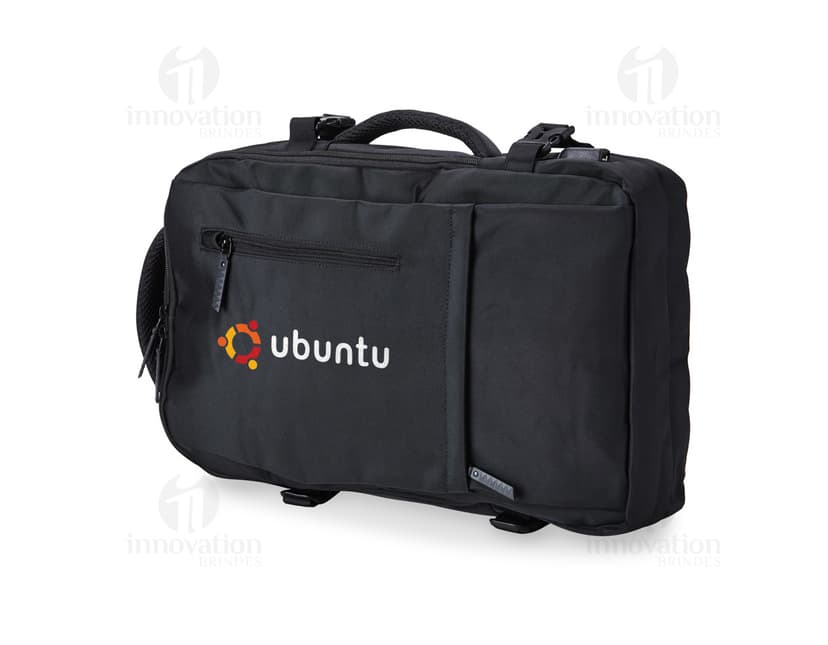 Homem de negócios usando um elegante terno preto, segurando uma mochila de nylon preta de 20 litros com USB. O acessório tem apoio nas costas, alça, e suporte para objetos.