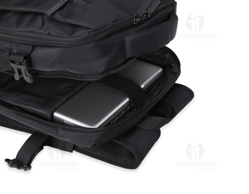 Homem de negócios usando um elegante terno preto, segurando uma mochila de nylon preta de 20 litros com USB. O acessório tem apoio nas costas, alça, e suporte para objetos.
