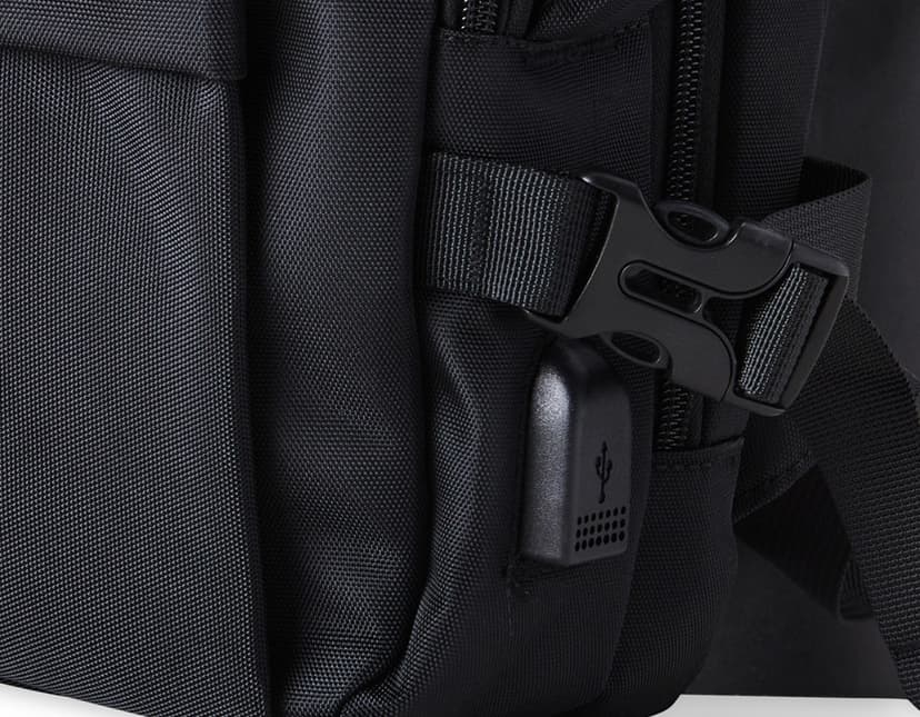 Homem de negócios usando um elegante terno preto, segurando uma mochila de nylon preta de 20 litros com USB. O acessório tem apoio nas costas, alça, e suporte para objetos.