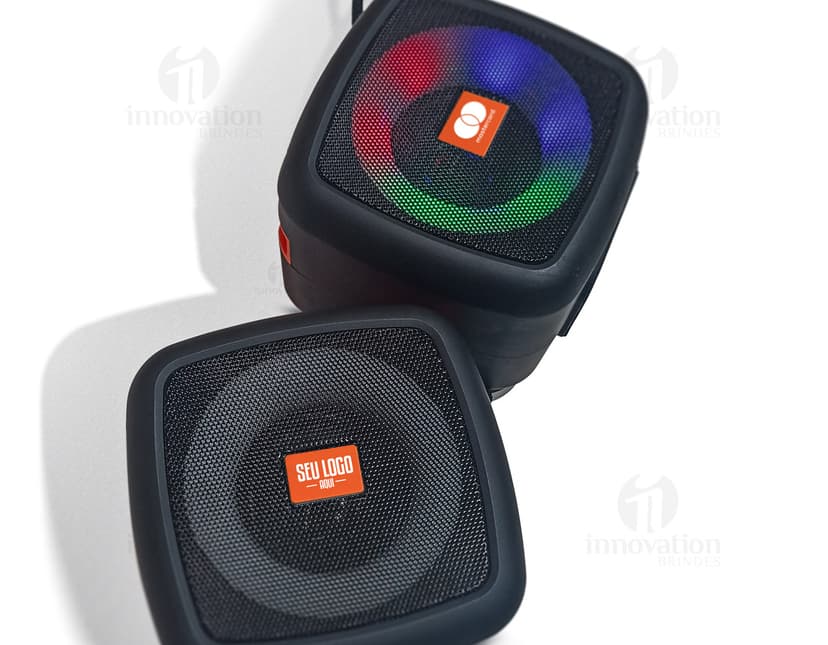 Caixa de som multimídia TWS com luzes, equipamento eletrônico moderno em preto com alto-falante, tecnologia de áudio, com botões de controle, alta potência, design de três dimensões, ideal para festas e entretenimento.