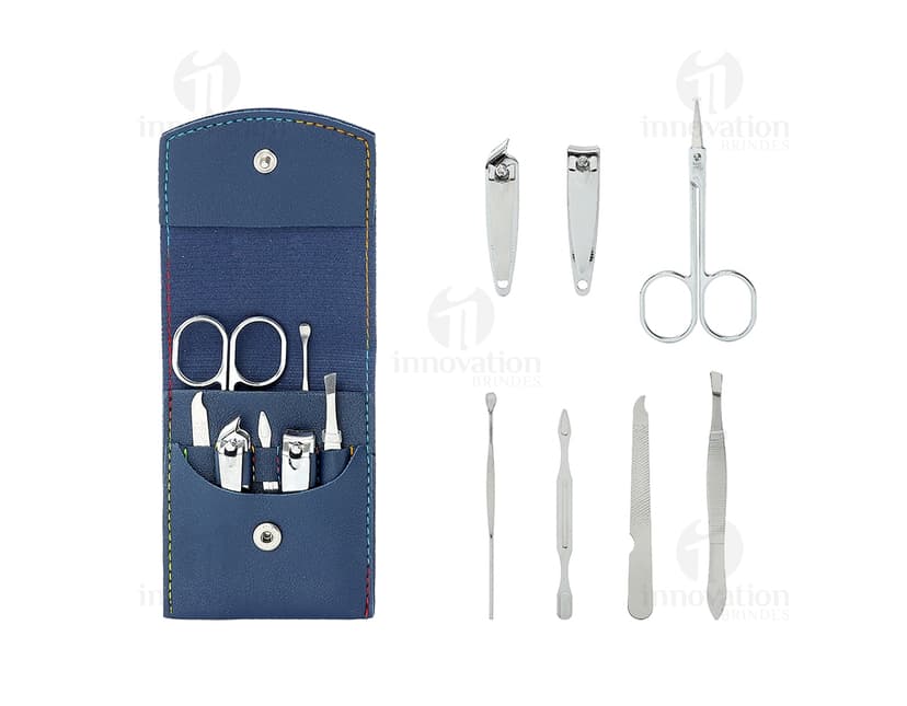 Kit Manicure 7 Peças em couro preto - Mantenha suas unhas impecáveis em qualquer lugar com este prático e elegante kit de manicure. Feito em couro de alta qualidade, inclui todos os itens essenciais para garantir mãos bem cuidadas. Ideal para viagens ou para manter na bolsa do dia a dia. Nunca mais deixe suas unhas desarrumadas!