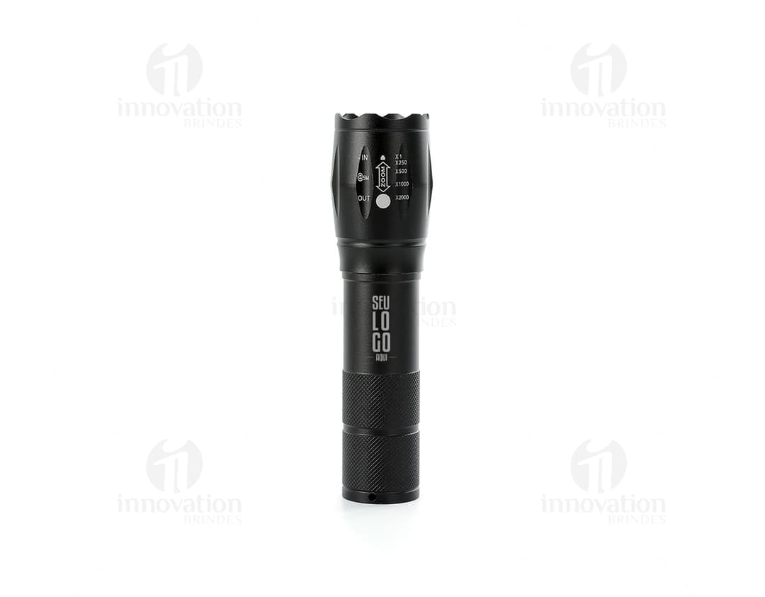 Lanterna led recarregável com zoom, em metal prateado e detalhes em plástico preto. O equipamento possui design clássico e elegante, ideal para uso em casa, escola ou no trabalho.
