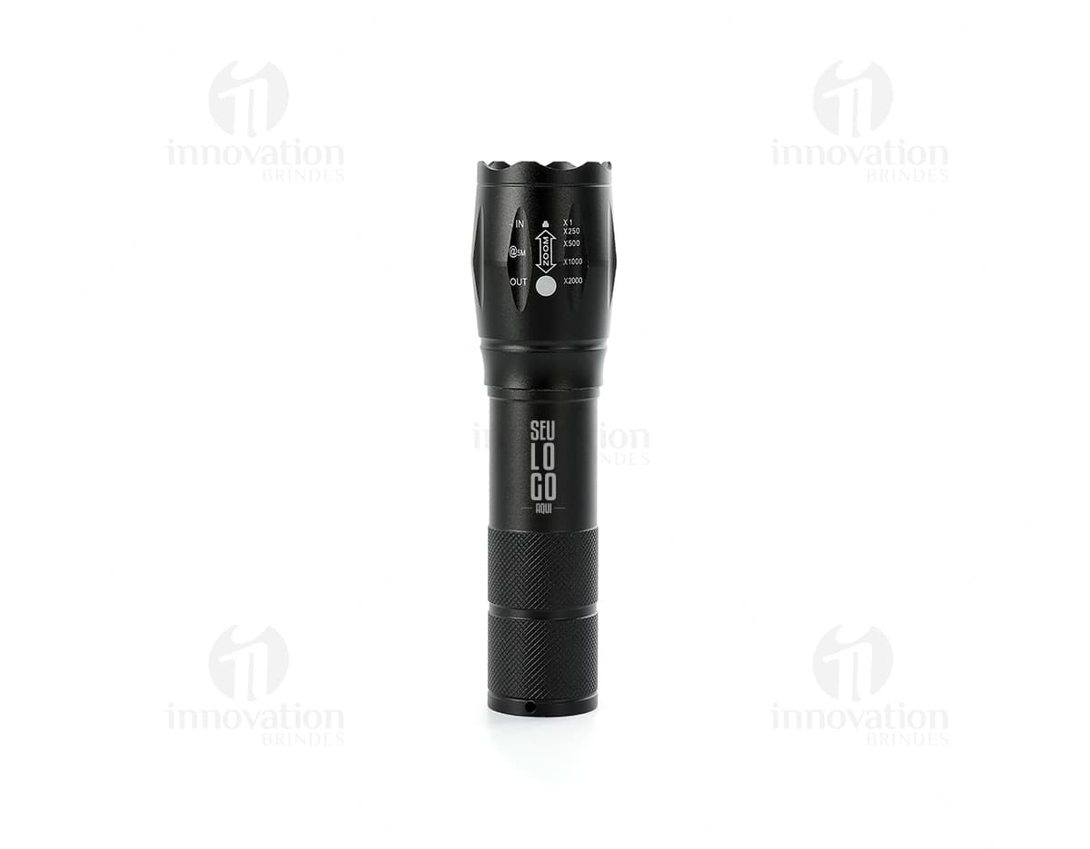 Lanterna led recarregável com zoom, em metal prateado e detalhes em plástico preto. O equipamento possui design clássico e elegante, ideal para uso em casa, escola ou no trabalho.