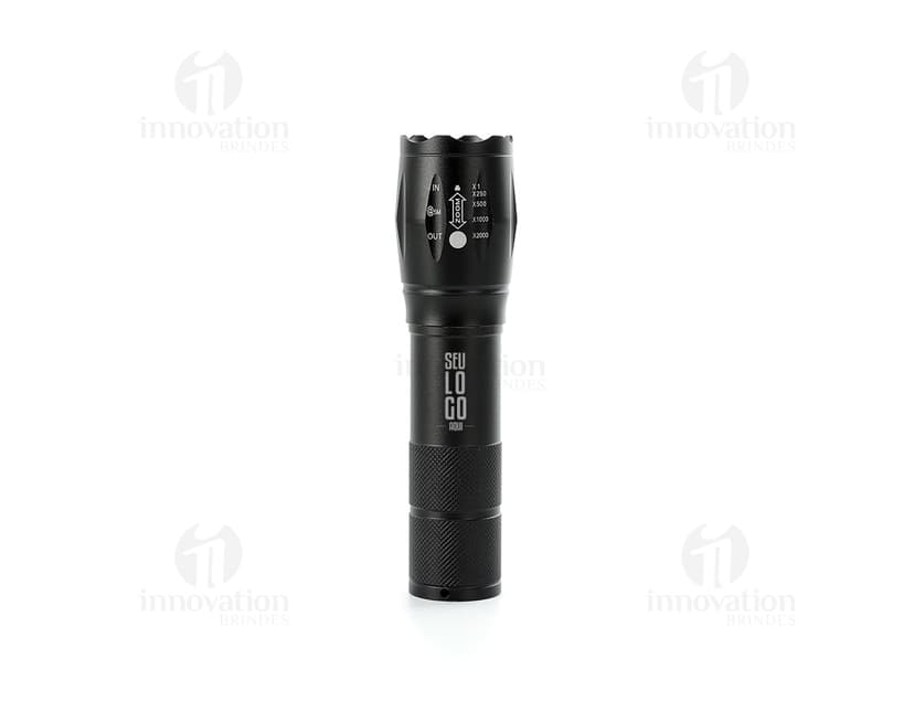 Lanterna led recarregável com zoom, em metal prateado e detalhes em plástico preto. O equipamento possui design clássico e elegante, ideal para uso em casa, escola ou no trabalho.