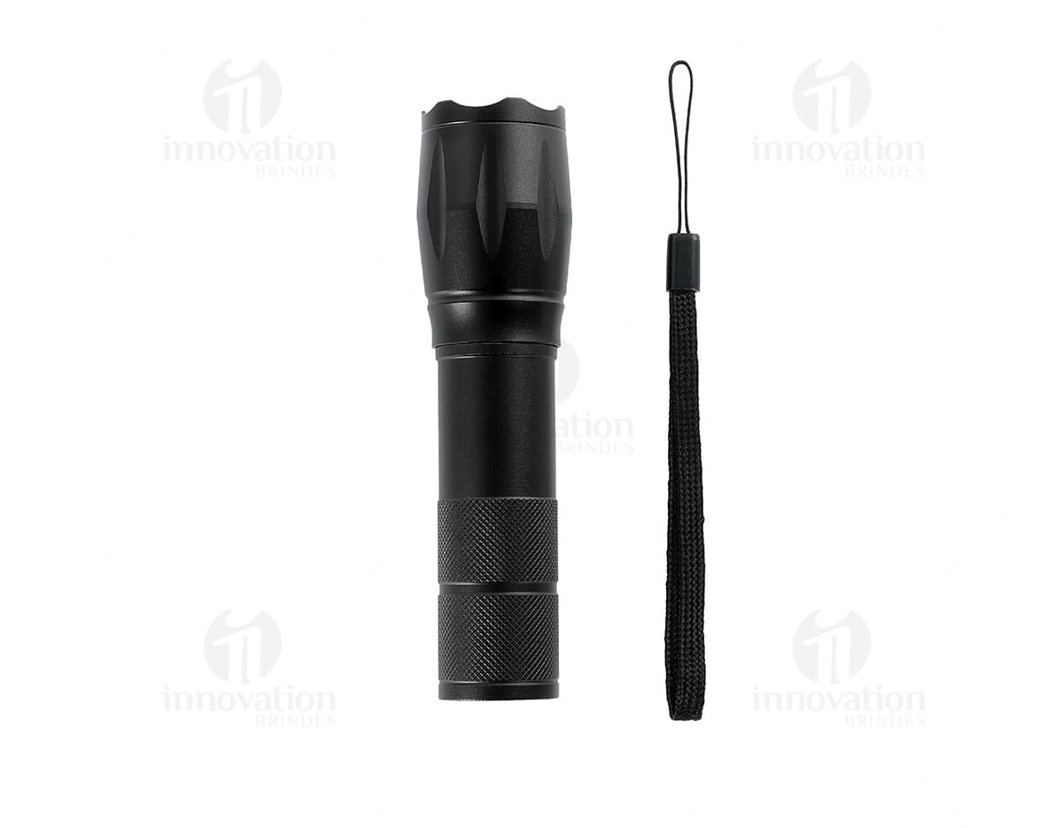 Lanterna led recarregável com zoom, em metal prateado e detalhes em plástico preto. O equipamento possui design clássico e elegante, ideal para uso em casa, escola ou no trabalho.