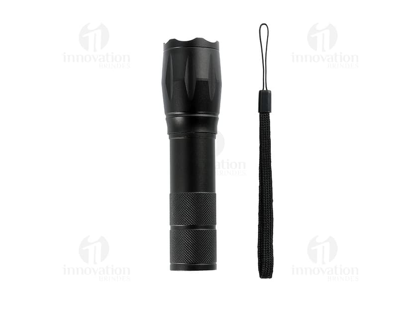 Lanterna led recarregável com zoom, em metal prateado e detalhes em plástico preto. O equipamento possui design clássico e elegante, ideal para uso em casa, escola ou no trabalho.