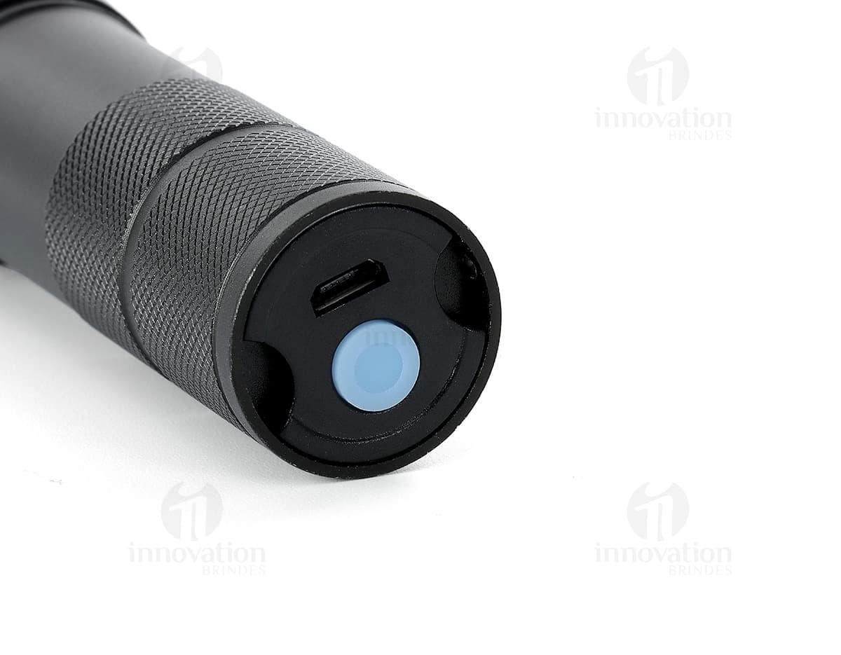 Lanterna led recarregável com zoom, em metal prateado e detalhes em plástico preto. O equipamento possui design clássico e elegante, ideal para uso em casa, escola ou no trabalho.