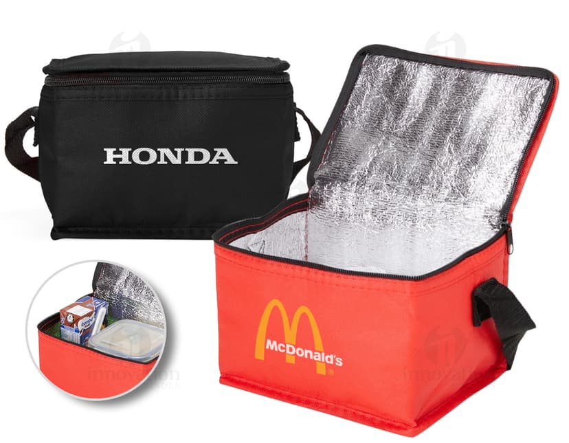 Bolsa térmica de 4 litros em formato de caixa, feita de plástico resistente. Decorada com fita e laço, é perfeita para presentes em datas comemorativas como aniversários e Dia dos Namorados. Ideal para armazenar alimentos e bebidas, mantendo-os frescos por mais tempo. A bolsa possui um design elegante e é uma ótima opção para quem gosta de praticidade e estilo.