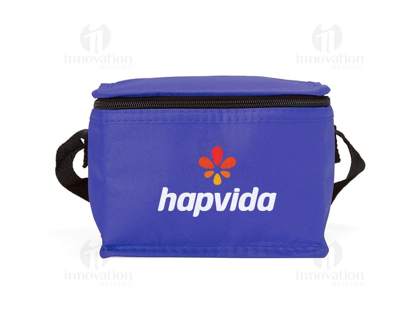 Bolsa térmica de 4 litros em formato de caixa, feita de plástico resistente. Decorada com fita e laço, é perfeita para presentes em datas comemorativas como aniversários e Dia dos Namorados. Ideal para armazenar alimentos e bebidas, mantendo-os frescos por mais tempo. A bolsa possui um design elegante e é uma ótima opção para quem gosta de praticidade e estilo.