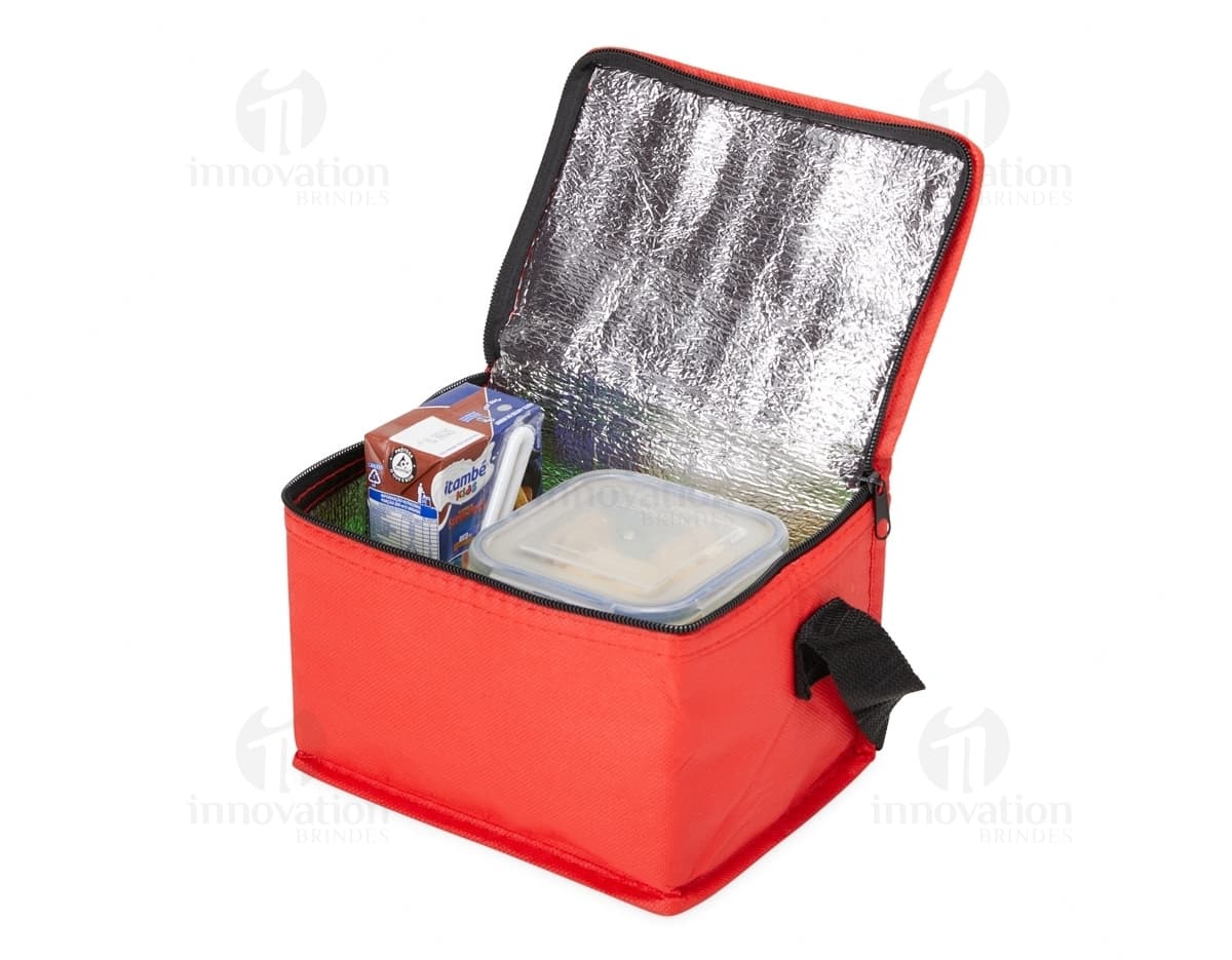 Bolsa térmica de 4 litros em formato de caixa, feita de plástico resistente. Decorada com fita e laço, é perfeita para presentes em datas comemorativas como aniversários e Dia dos Namorados. Ideal para armazenar alimentos e bebidas, mantendo-os frescos por mais tempo. A bolsa possui um design elegante e é uma ótima opção para quem gosta de praticidade e estilo.