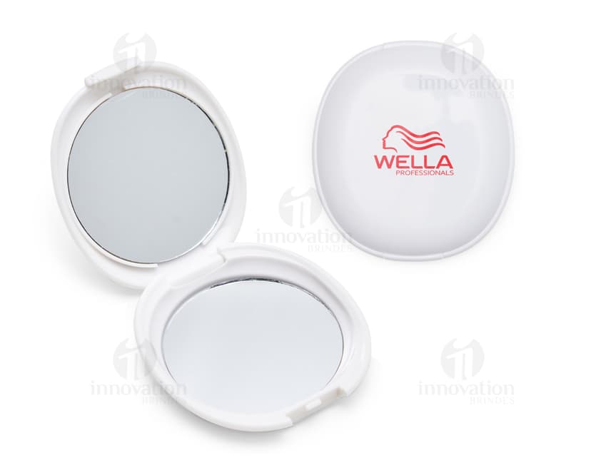 Espelho duplo sem aumento plástico em forma de círculo, vazio e brilhante. Utensílio de cozinha de metal, com design de ícone, cor prateada e limpa. Reflete objetos redondos, pratos, comida, louça, copos e talheres. Ideal para restaurantes, refeições e serviços de mesa. Personalizado com reflexos e sombras, moderno e elegante.